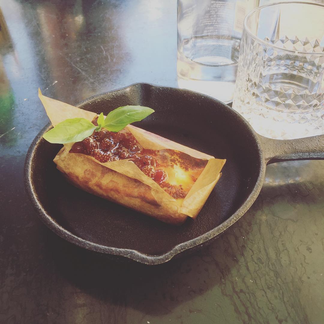 Уникално място и уникално сиренце с диви ягодки! 😍😍😍😍😍😍😍😍