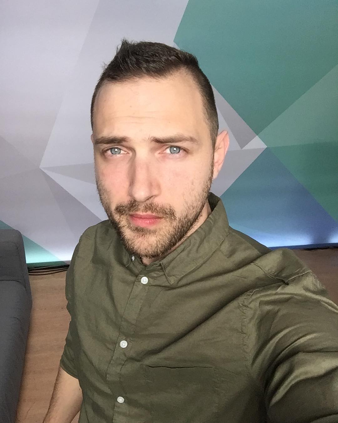 De la honte... encore un selfie... evidament c'est trop cool de parler en frança