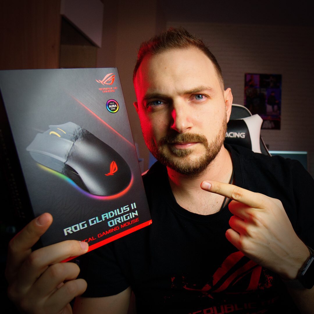 Здравейте готини хора! Целта на тази снимка е ясна - GIVEAWAY! През Декември обе